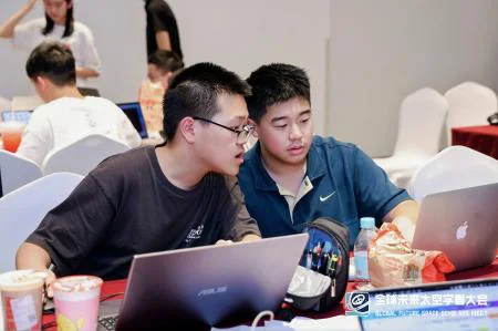 2026 GFSSM 24 小时挑战中，队员围桌讨论